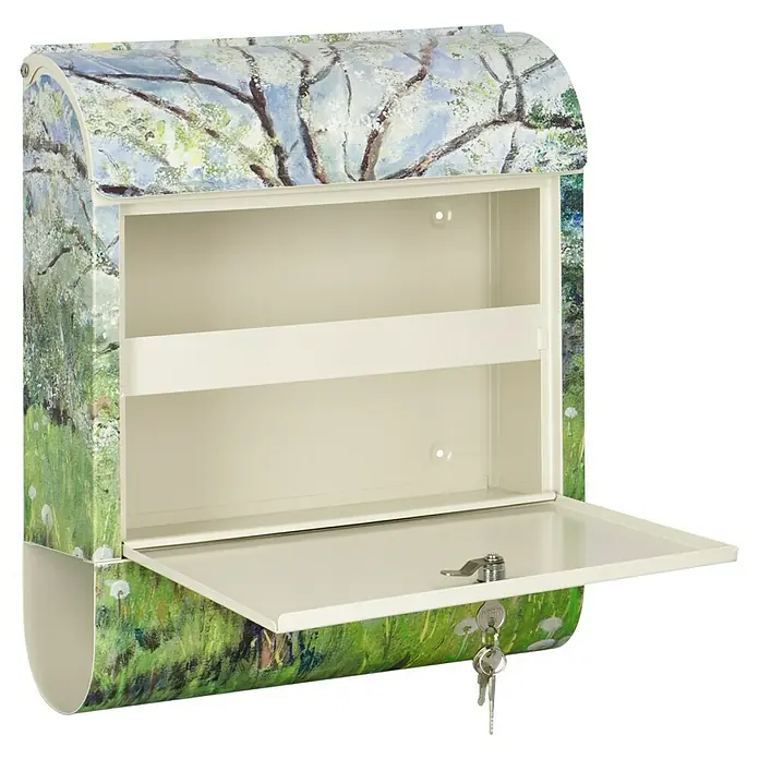 Wandbriefkasten - L x B x H: 12 x 38 x 45 cm, Stahl, Zeitungsfach, Baum - Offener, dekorativer Briefkasten mit Schlüssel. Das Design zeigt eine sommerliche Wiesenlandschaft mit Bäumen.