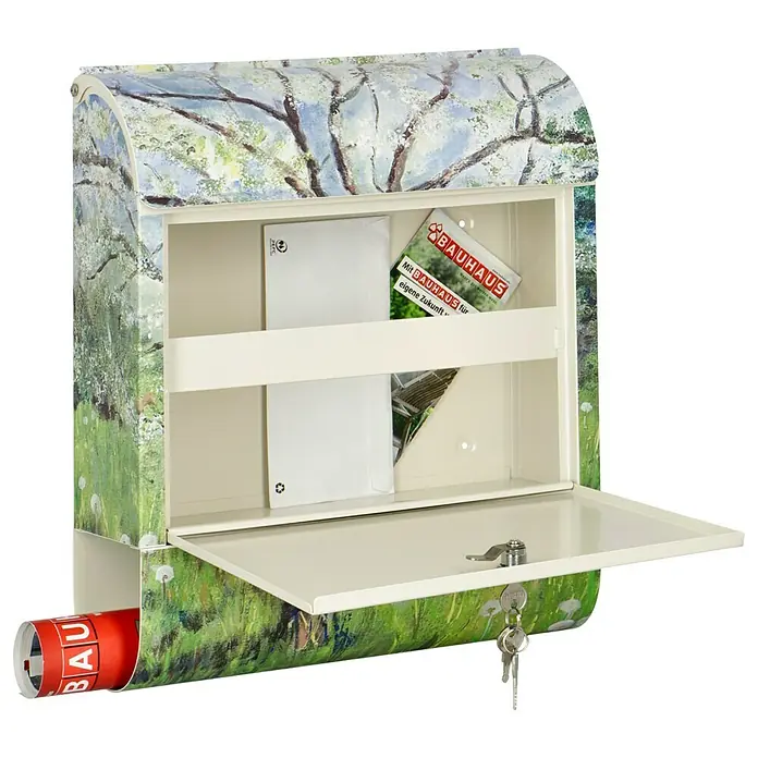 Wandbriefkasten - L x B x H: 12 x 38 x 45 cm, Stahl, Zeitungsfach, Baum - Ein offener Briefkasten mit Frühlingsmuster zeigt Briefe, eine Zeitung und einen Schlüssel. Perfekt für den Empfang Ihrer Post.