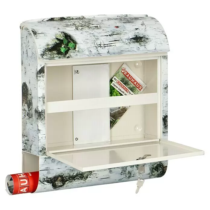 Wandbriefkasten - L x B x H: 12 cm x 380 mm x 45 cm, Stahl, Zeitungsfach, Birke - Birkenrinden-Briefkasten, geöffnet mit Umschlag und Flyer. Eine gerollte Broschüre steckt im Zeitungsfach, Schlüssel hängen an der Tür.