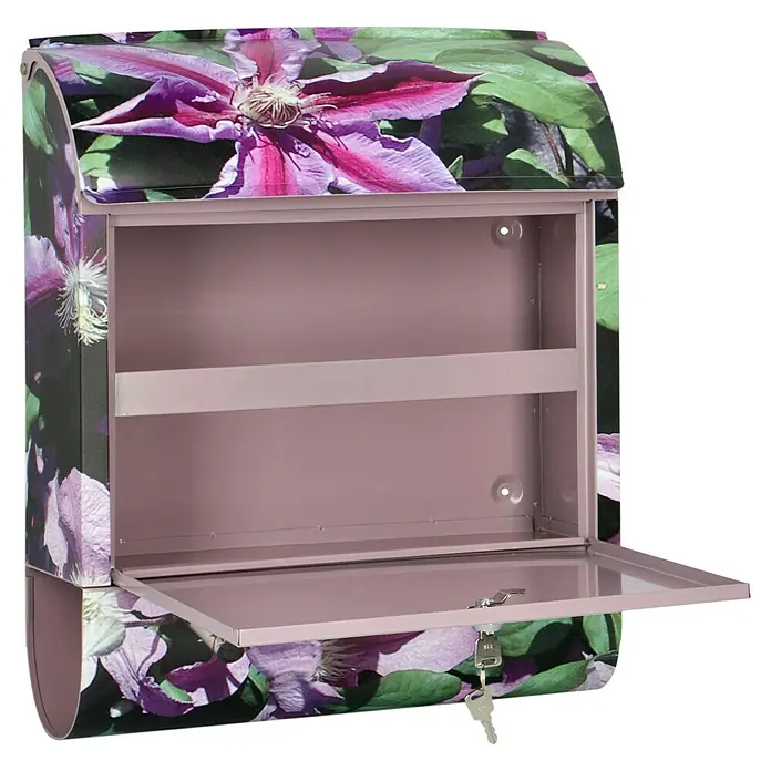Wandbriefkasten - L x B x H: 12 cm x 380 mm x 45 cm, Stahl, Zeitungsfach, Clematis - Nahaufnahme eines floral gemusterten Briefkastens mit geöffneter Klappe, der das Innere und einen Schlüssel zeigt.