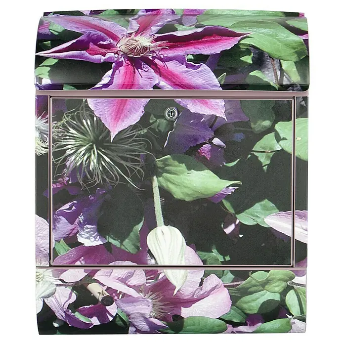 Wandbriefkasten - L x B x H: 12 cm x 380 mm x 45 cm, Stahl, Zeitungsfach, Clematis - Ein dekorativer Briefkasten mit einem floralen Design von lila Clematisblüten und grünen Blättern, ideal für jeden Hauseingang.