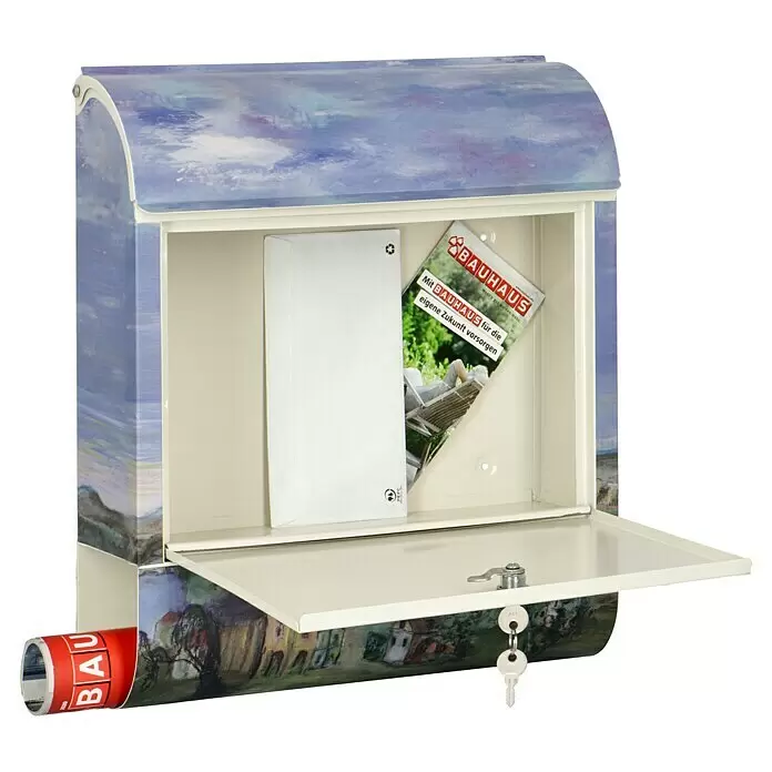 Wandbriefkasten - L x B x H: 12 cm x 380 mm x 45 cm, Stahl, Zeitungsfach, Brieftaube - Briefkasten mit blau-lila Landschaftsmotiv, offener Tür mit Post und Zeitungsrolle. Schlüssel hängen am Schloss.
