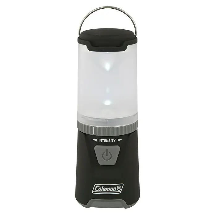 Coleman Lámpara de camping Mini High Tech LED - 5 x 5,7 x 15 cm, 5 lm - 150 lm, IPX4 - Una linterna portátil Coleman con asa en la parte superior, una pantalla blanca y una base negra con el logotipo de Coleman.
