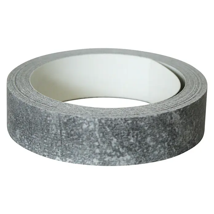 Kantoflex Umleimer - Beton, 5 m x 19 mm - Nahaufnahme einer Rolle graues, strukturiertes Klebeband auf einer weißen Spule. Das Klebeband hat eine raue, unebene Oberfläche.