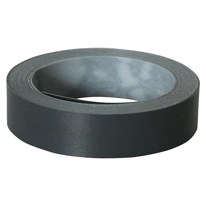 Kantoflex Umleimer - Anthrazit, 5 m x 19 mm - Nahaufnahme einer Rolle grauen Klebebands auf schwarzem Hintergrund, ideal zum Verpacken und Sichern verschiedener Gegenstände.