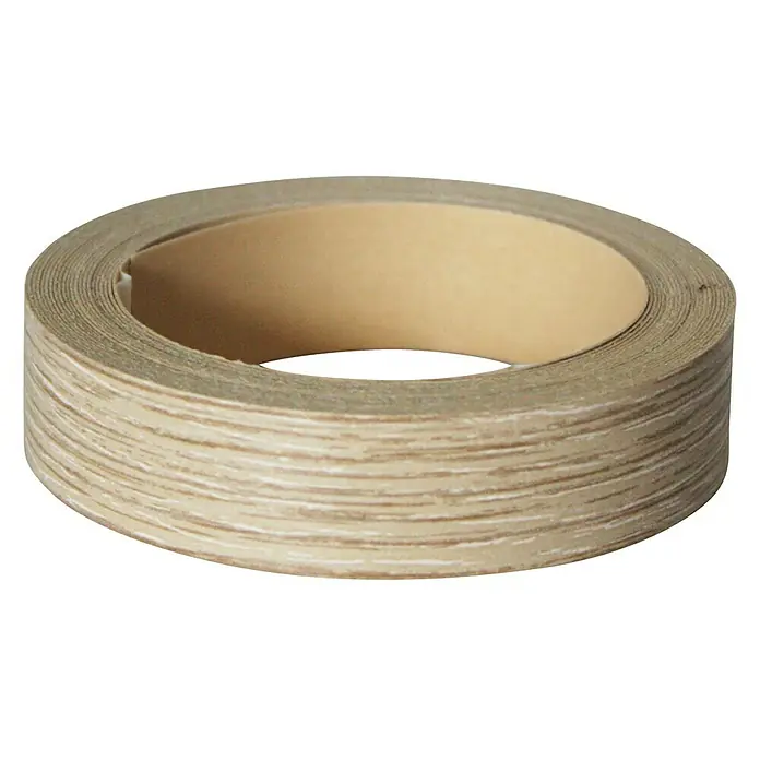 Kantoflex Umleimer - Eiche Sägerau, 5 m x 19 mm - Nahaufnahme einer Rolle Umleimer, die für die Kantenbearbeitung von Möbeln verwendet wird und eine natürliche Holzoptik aufweist.