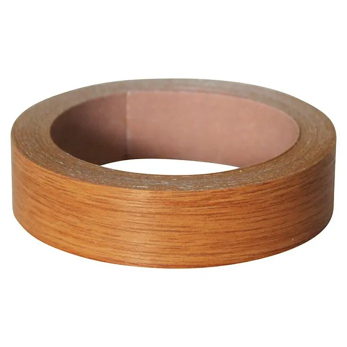 Kantoflex Umleimer - Erle, 5 m x 19 mm - Nahaufnahme einer Rolle Furnierkantenband aus Holz, ideal für Möbelrestaurierung und Heimwerkerprojekte.