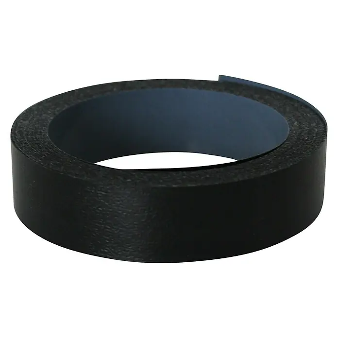 Kantoflex Umleimer - Schwarz, 5 m x 19 mm - Nahaufnahme einer Rolle schwarzem Isolierband auf einem schwarzen Hintergrund, die ihre Textur und Funktionalität hervorhebt.