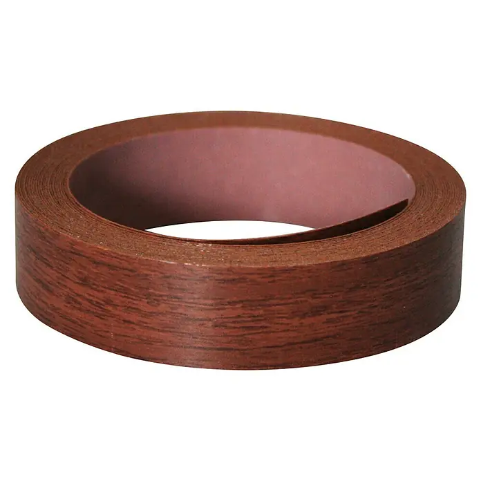 Kantoflex Umleimer - Sapelli/Mahagoni, 5 m x 19 mm - Nahaufnahme einer Rolle Holzfurnierkante, ideal für Möbelreparaturen und DIY-Projekte, mit einer schönen Maserung auf dunklem Hintergrund.