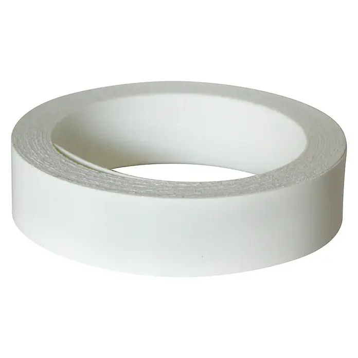 Kantoflex Umleimer - Weiß Hochglanz, 5 m x 19 mm - Nahaufnahme einer Rolle doppelseitigen Klebebands auf schwarzem Hintergrund, die die weiße Farbe und die klebende Oberfläche hervorhebt.