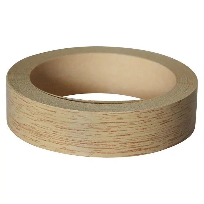 Kantoflex Umleimer - Eiche Natur, 5 m x 19 mm - Nahaufnahme einer Rolle Furnierkantenband mit Holzmaserung auf schwarzem Hintergrund.