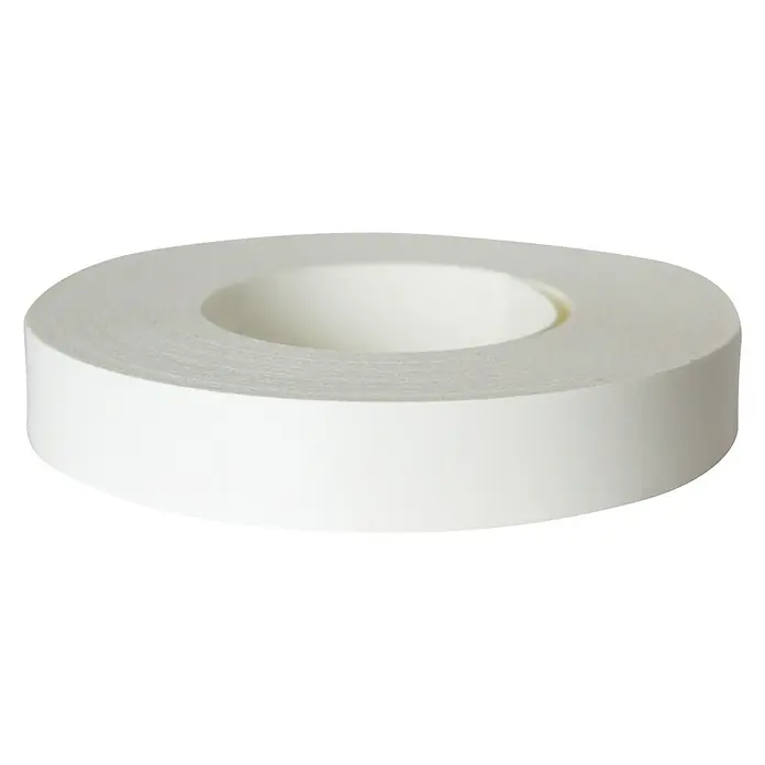 Kantoflex Umleimer - Weiß, 20 m x 19 mm - Nahaufnahme einer Rolle weißen Klebebands mit leerem Kern, ideal für Büro- und Bastelarbeiten, auf einem schwarzen Hintergrund.