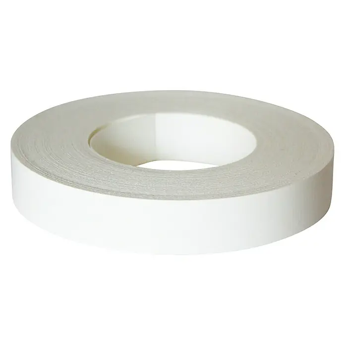 Kantoflex Umleimer - Weiß, 20 m x 22 mm - Nahaufnahme einer Rolle weißen Kantenanleimers, ideal für Möbelreparatur und DIY-Projekte, präsentiert auf schwarzem Hintergrund.