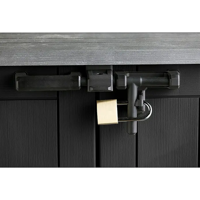 Keter Truhe Store it out Prime - L x B x H: 132 x 71,5 x 113,5 cm, Grau/Schwarz, Kunststoff - Detailaufnahme eines verschlossenen Outdoor-Lagerschranks mit einem stabilen Vorhängeschloss. Sicher und wetterfest.