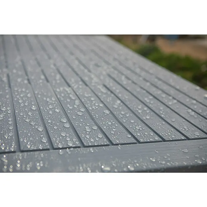Keter Truhe Store it out Prime - L x B x H: 132 x 71,5 x 113,5 cm, Grau/Schwarz, Kunststoff - Nahaufnahme einer grauen Tischplatte mit Wassertropfen, die die wasserabweisende Oberfläche und die feine Verarbeitung hervorheben.
