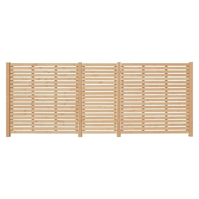 Noblewood Holzpfosten - L x B x H: 195 x 9 x 9 cm, Lärche - Eine Holzzaunansicht, die drei miteinander verbundene Zaunelemente zeigt und einen rustikalen Charme verleiht.