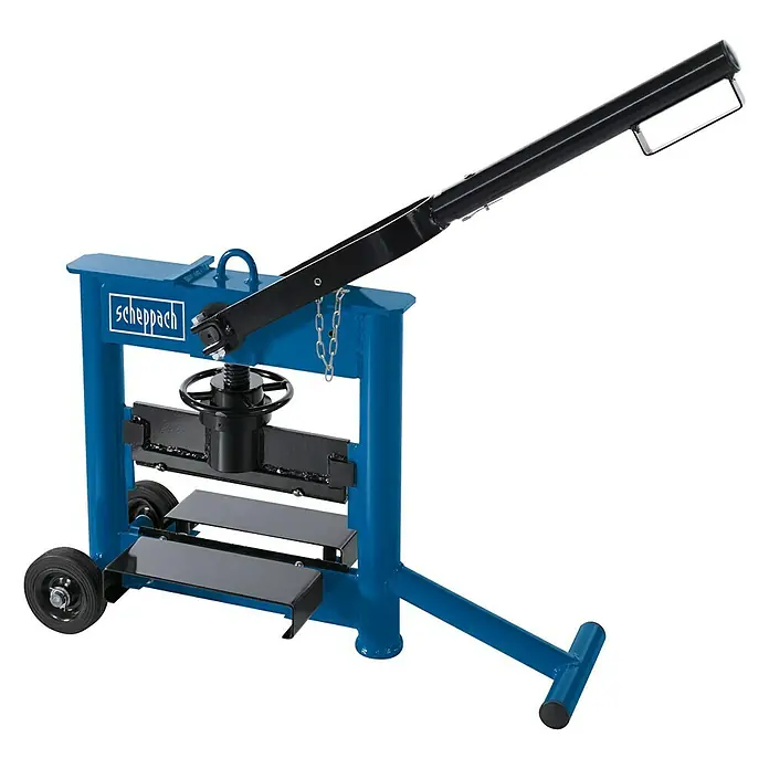 Scheppach Steintrenner HSC 130 - Schnittlänge: 0 mm - 330 mm, Schnitthöhe: 25 mm - 140 mm - Abgebildet ist eine Scheppach Bündelholz-Schneidemaschine in Blau und Schwarz. Sie ist ideal zum einfachen Zuschneiden von Brennholz.