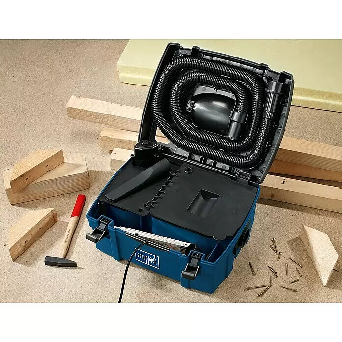 Scheppach Absauganlage HD2P - Max. Luftleistung: 120 m³/h, Füllmenge: 5 l, 1.250 W - Blauer und schwarzer tragbarer Nass-/Trockensauger geöffnet auf einer Werkbank mit Holzteilen, Hammer und Schrauben, Schlauch und Zubehör innen sichtbar.