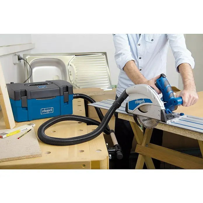 Scheppach Absauganlage HD2P - Max. Luftleistung: 120 m³/h, Füllmenge: 5 l, 1.250 W - Die Scheppach Tauchsäge im Einsatz mit Staubabsaugung. Für präzise Schnitte und sauberes Arbeiten in der Werkstatt.