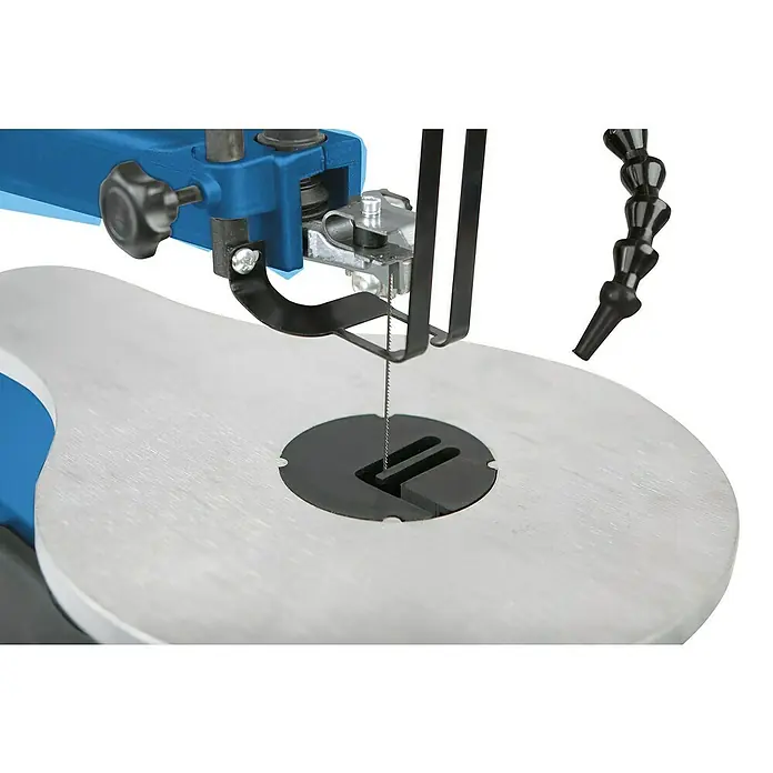 Scheppach Sierra de marquetería SD 1600 V - 120 W - Primer plano de una sierra de marquetería, destacando los detalles finos y la precisión de la herramienta. Ideal para proyectos de carpintería.