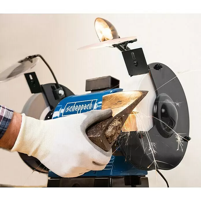 Scheppach Elektro-Doppelschleifer BG 200 AL - 550 W, 2.850 U/min - Blaue Scheppach Schleifmaschine schärft eine Axt, Funken sprühen. Eine behandschuhte Person bedient das Gerät.