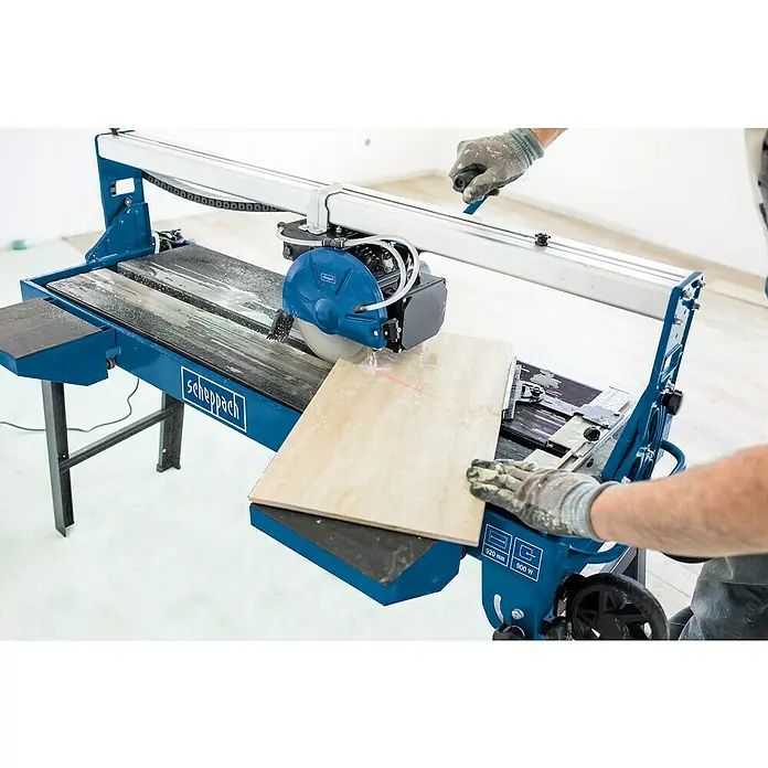 Scheppach Elektro-Fliesenschneider FS3600 - 900 W, Max. Schnittlänge: 920 mm, Schnitttiefe bei 90 °: 36 mm - Nahaufnahme der Scheppach Fliesenschneidmaschine im Einsatz, mit einer Person, die eine Fliese schneidet.