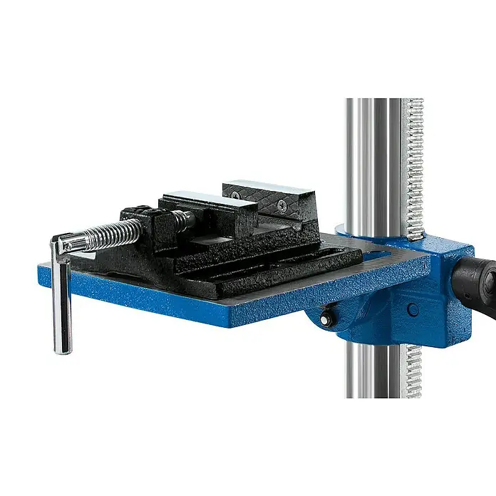 Scheppach Tischbohrmaschine DP16 SL - 550 W, 510 U/min - 2.430 U/min, Spannweite Bohrfutter: 3 mm - 13 mm - Nahaufnahme einer blauen Tischbohrmaschine mit Schraubstock. Ideal zum präzisen Bohren und für sicheren Halt des Werkstücks.