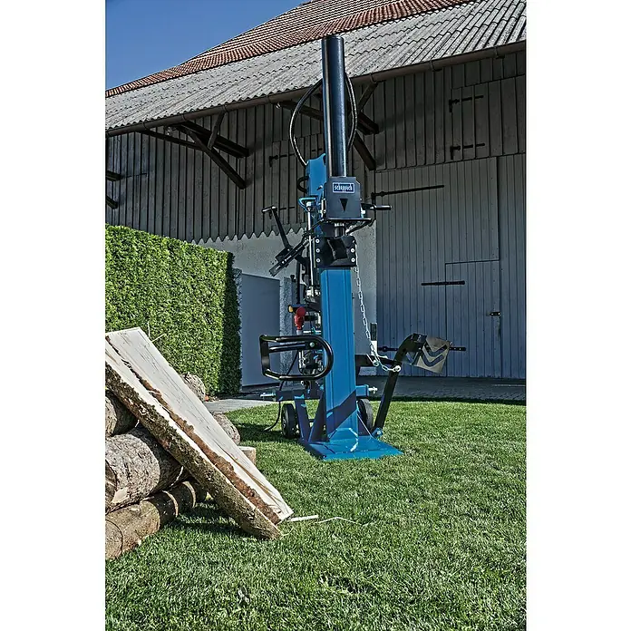 Scheppach Holzspalter HL3000GM - 30 t, Max. Spaltgutlänge: 110 cm - Holzspalter Scheppach HL650 mit Holzstapel im Außenbereich.