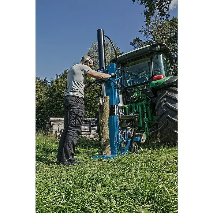 Scheppach Holzspalter HL3000GM - 30 t, Max. Spaltgutlänge: 110 cm - Der Holzspalter in Aktion: Ein Mann spaltet Holz mit einem hydraulischen Holzspalter, der an einen Traktor angebaut ist.