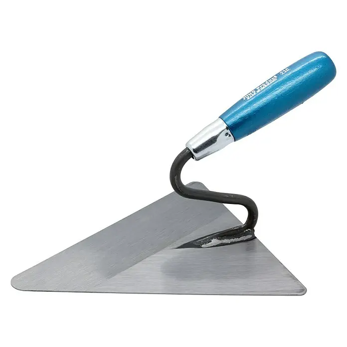 Jung Henkelmann Berliner-Maurerkelle - Länge: 210 mm, Qualitätsstahl gehärtet - Nahaufnahme einer Dreieckspachtel mit blauem Holzgriff, ideal für Bau- und Renovierungsarbeiten.