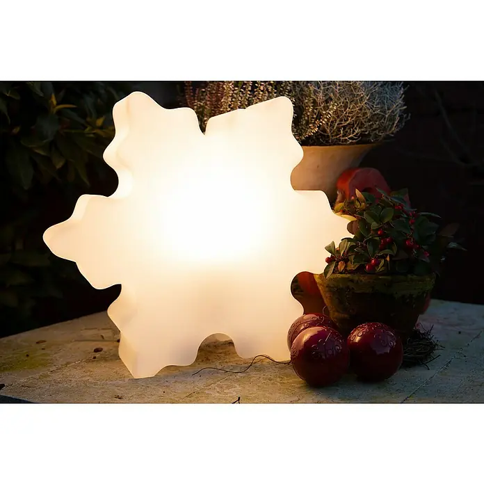 8 Seasons Design Shining Dekoleuchte Crystal Mini - 9 W, Weiß, Durchmesser: 40 cm - Dekoratives Foto einer beleuchteten Sternlampe, umgeben von weihnachtlicher Dekoration, die eine festliche Atmosphäre verbreitet.