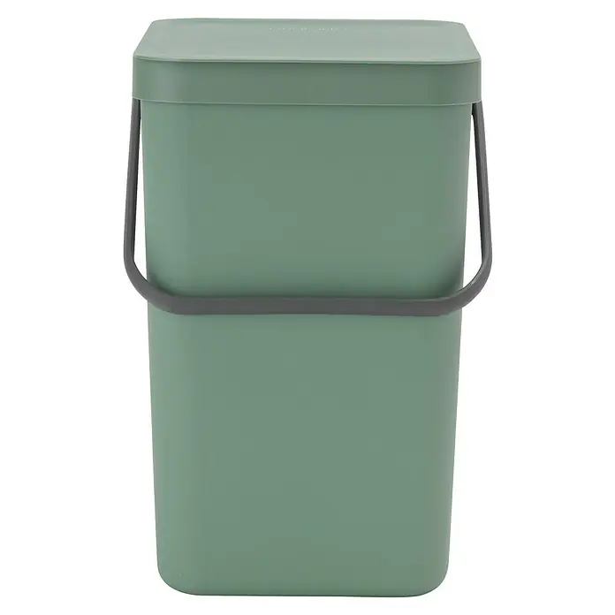 Brabantia Cubo de basura empotrado Sort & Go - 25 l, Verde oscuro, Plástico - Esta imagen muestra un cubo de basura apilable verde con tapa y asas, ideal para la separación de residuos y un almacenamiento que ahorra espacio.