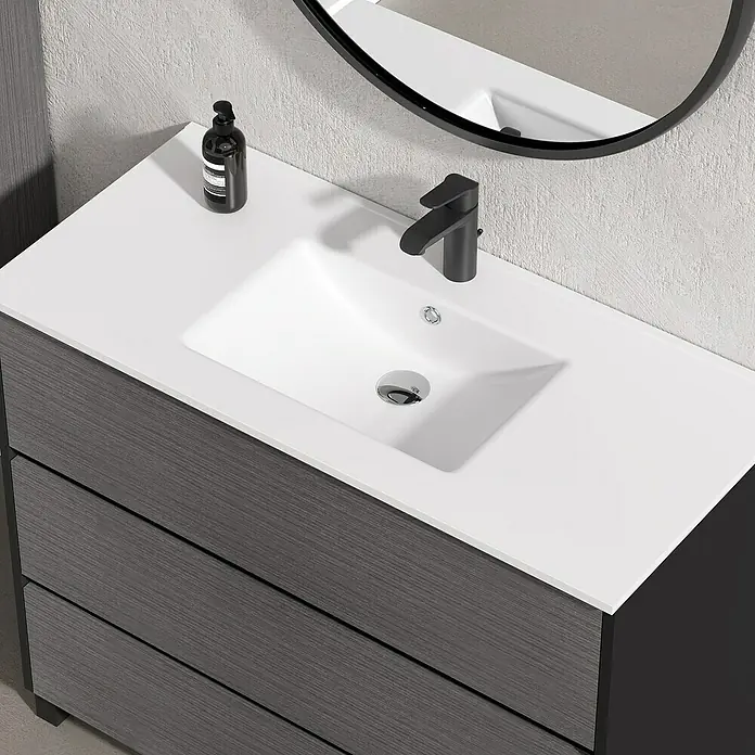 Artysan Conjunto de mueble de baño Africa - Ancho: 100 cm, 3 pzs., Ceniza, Mate - Primer plano de un tocador de baño moderno con lavabo, grifo y espejo. El diseño es elegante y moderno.