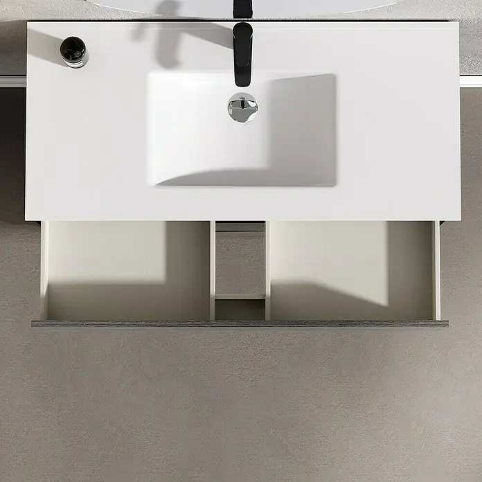 Artysan Conjunto de mueble de baño Africa - Ancho: 100 cm, 3 pzs., Ceniza, Mate - Vista superior de un lavabo moderno con encimera blanca, grifo negro y cajón abierto para elementos esenciales del baño.