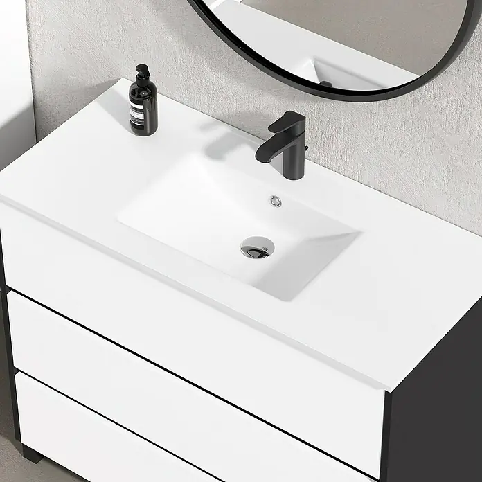 Artysan Conjunto de mueble de baño Africa - Ancho: 100 cm, 3 pzs., Blanco, Mate - Primer plano de un tocador de baño moderno con encimera blanca, grifo negro y espejo.