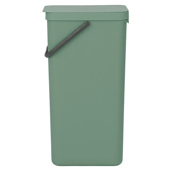 Brabantia Cubo de basura empotrado Sort & Go - 40 l, Verde oscuro, Plástico - Un cubo de basura rectangular verde con un asa gris y una tapa se muestra sobre un fondo negro.