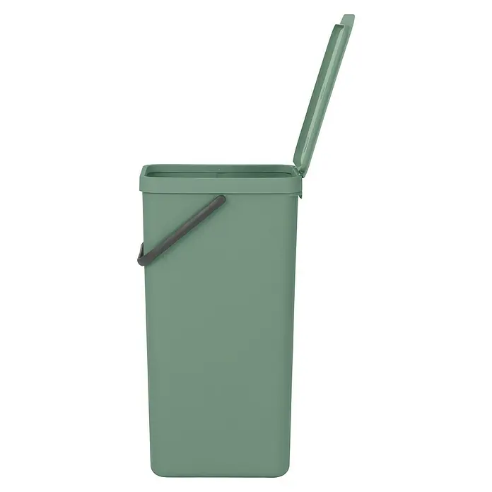Brabantia Cubo de basura empotrado Sort & Go - 40 l, Verde oscuro, Plástico - Un cubo de basura verde con tapa abierta y asa gris. El cubo de basura es rectangular y está sobre un fondo negro.