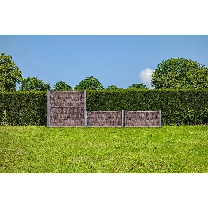 Sichtschutzelement - 90 x 180 cm, Braun - Ein naturnaher Sichtschutz aus Weide mit Metallrahmen vor einer grünen Hecke und Rasen.