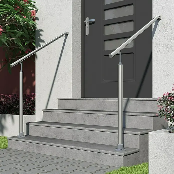 Dolle Geländer-Set PS 070 - Oberbodenmontage, Aluminium, Länge: 115 cm - Das Bild zeigt ein modernes Edelstahlgeländer an einer Außentreppe, das Design und Sicherheit vereint. Die grauen Stufen harmonieren gut mit dem Geländer.