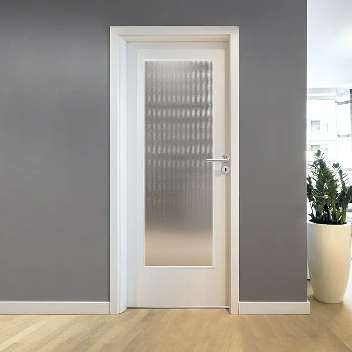 Diamond Doors Lichtausschnitt - Mastercarré, 410 x 1.420 mm - Weiße Tür mit strukturiertem Glas und silbernem Griff vor grauer Wand.