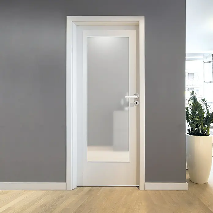 Diamond Doors Lichtausschnitt - Luminato, 535 x 1.545 mm - Ein weißer Innentürrahmen mit satiniertem Glasfüllung, perfekt für modernes Wohnambiente. Die Tür verbindet Ästhetik mit Funktionalität.