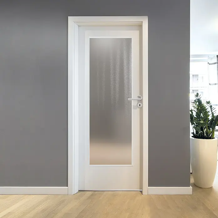 Diamond Doors Lichtausschnitt - Chinchilla weiß, 410 x 1.420 mm - Weiße Innentür mit satiniertem Glasausschnitt und silberfarbenem Griff vor grauer Wand und Holzboden.