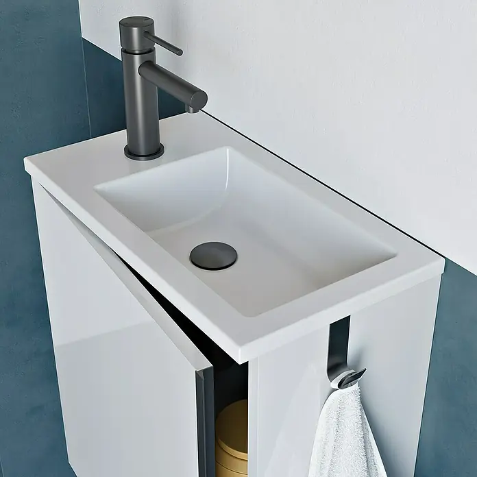 Riva Conjunto de mueble de baño Indus - Ancho total del mueble de baño: 45,3 cm, Abedul, Mate, 3 pzs. - Primer plano de un moderno mueble de baño con grifo oscuro, lavabo blanco y una toalla en el lateral.