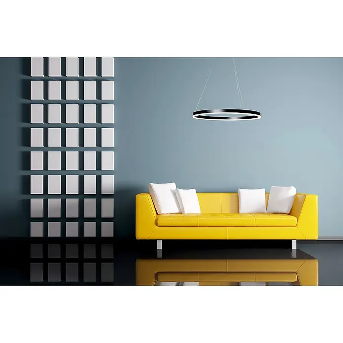 Direct Signs LED-Pendelleuchte Noble - Durchmesser: 800 mm, Schwarz - Gelbes Sofa mit weißen Kissen unter einer modernen Ringlampe. Wandkunst mit weißen Kacheln vervollständigt das stilvolle Interieur.