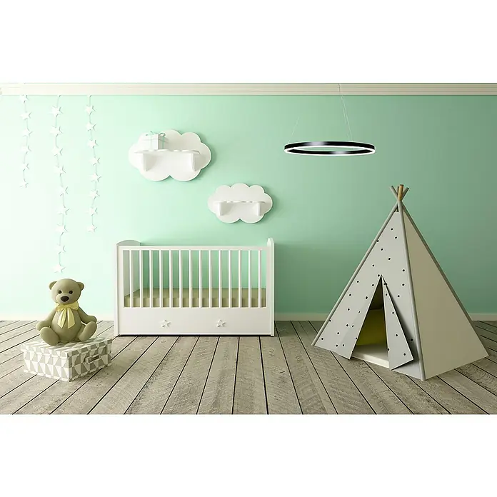 Direct Signs LED-Pendelleuchte Noble - Durchmesser: 800 mm, Schwarz - Ein Kinderzimmer mit einem weißen Kinderbett, einem Tipi-Zelt und einem Teddybär auf einer Box. Runde Lampe an der Decke.
