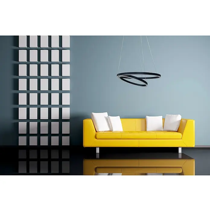 Direct Signs LED-Pendelleuchte Noble - Höhe: 150 cm, Schwarz, Durchmesser: 600 mm - Gelbes Ledersofa mit weißen Kissen und einer modernen Lampe im Hintergrund, das eine stilvolle und komfortable Atmosphäre schafft.