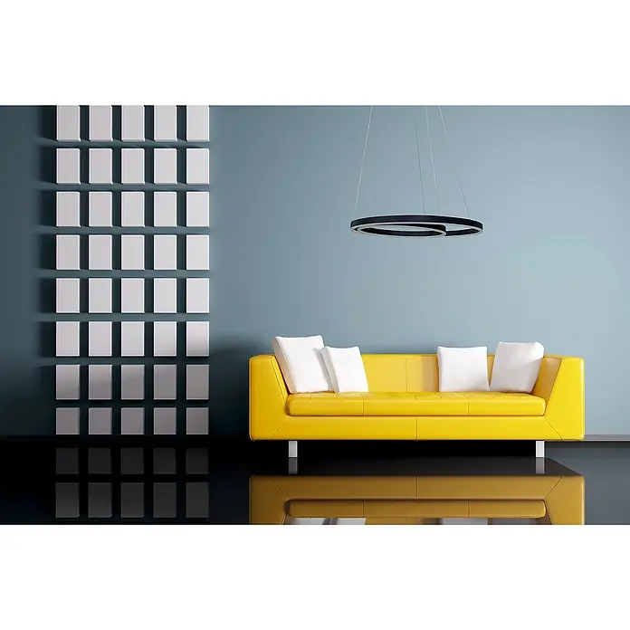 Direct Signs LED-Pendelleuchte Noble - Höhe: 150 cm, Schwarz, Durchmesser: 600 mm - Gelbes Sofa mit weißen Kissen in einem modernem Zimmer mit einer Kreisförmigen Deckenlampe und einer Akzentwand.