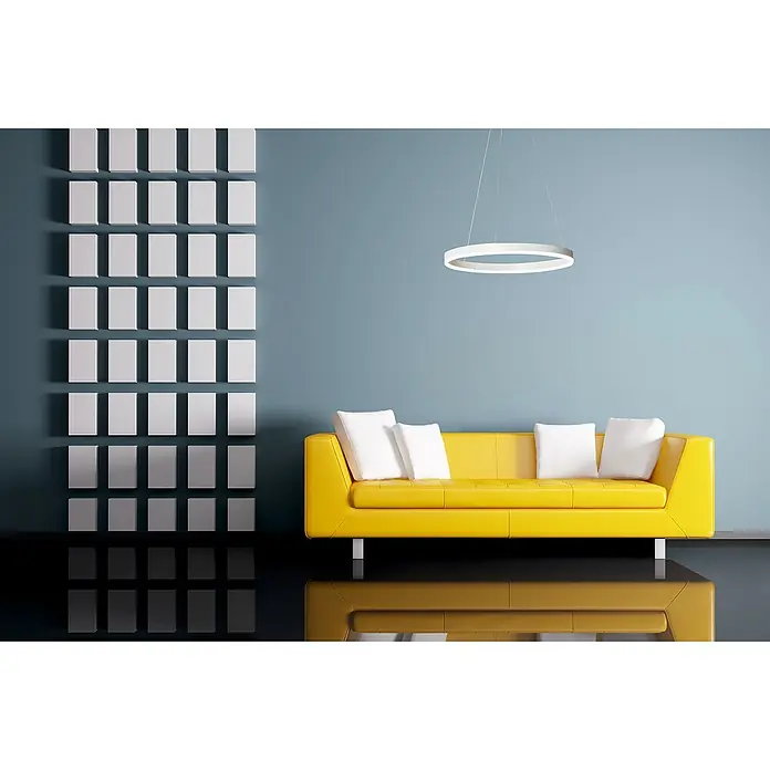 Direct Signs LED-Pendelleuchte Noble - Durchmesser: 400 mm, Weiß - Gelbes Ledersofa mit weißen Kissen vor einer blauen Wand und einer modernen Hängeleuchte für ein stilvolles Wohnambiente.