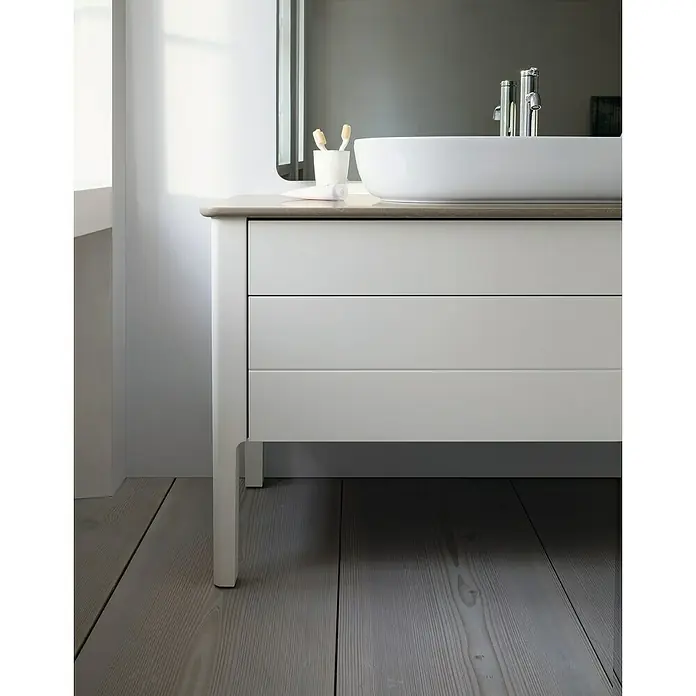 Duravit Luv Aufsatzwaschbecken - 80 x 40 cm, Ohne Spezialglasur, Hahnloch: Mitte, Ohne Überlauf, Weiß Seidenmatt - Badezimmermöbel mit Waschbecken und drei Schubladen. Der Waschtischunterschrank ist in Weiß gehalten und hat eine Holzplatte.