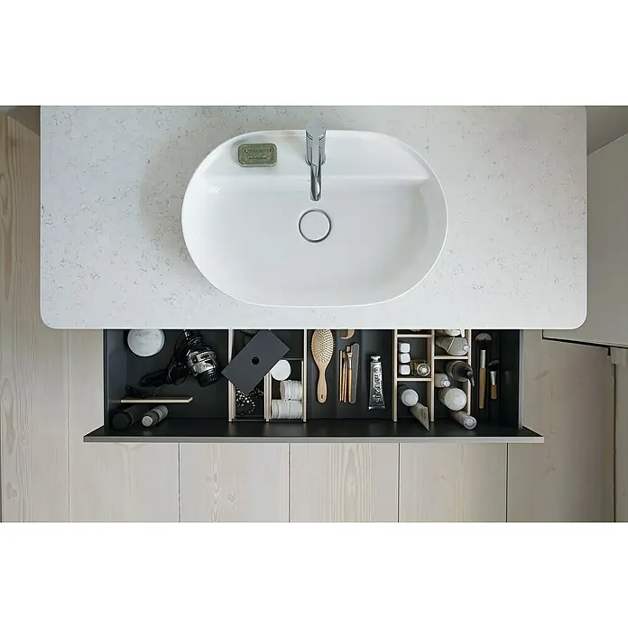 Duravit Luv Aufsatzwaschbecken - 80 x 40 cm, Ohne Spezialglasur, Hahnloch: Mitte, Ohne Überlauf, Weiß Seidenmatt - Badezimmerwaschbecken mit weißer Arbeitsplatte und Schublade darunter, in der Beauty- und Stylingprodukte wie Bürsten und Cremes aufbewahrt werden.